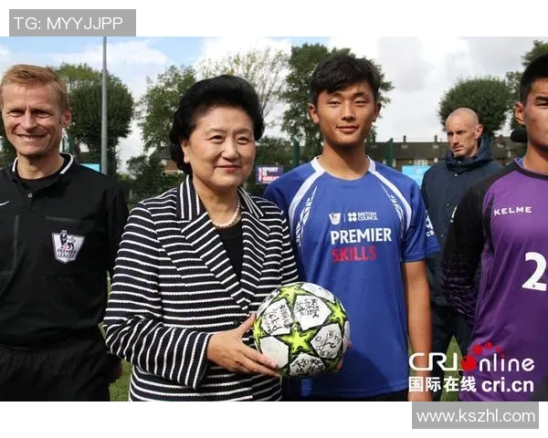 如何在观看足球比赛时成功获得球星签名的技巧与方法